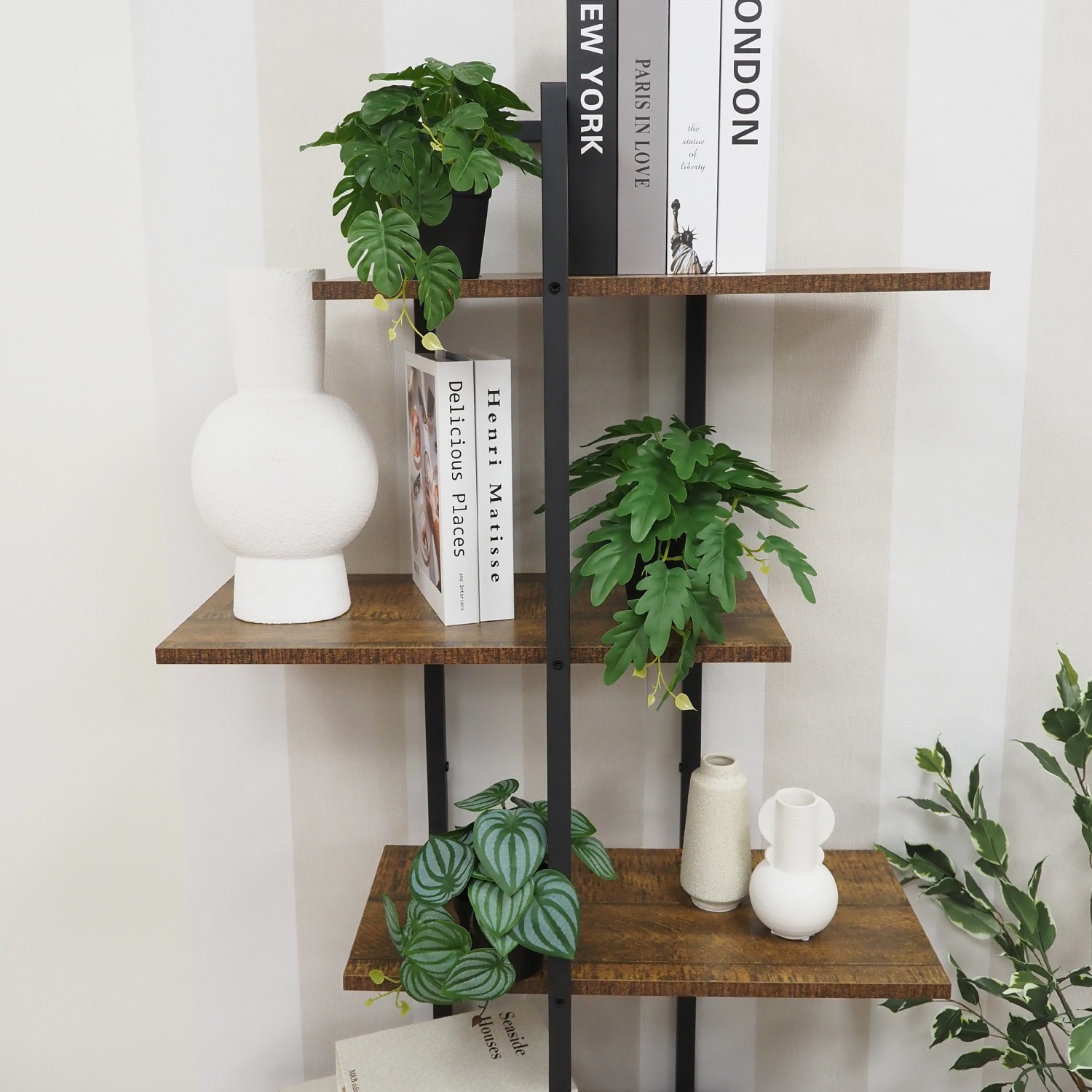 Plante artificielle tombante 25cm lot de 2 posées sur une bibliothèque avec de la déco et d'autres plantes zoom