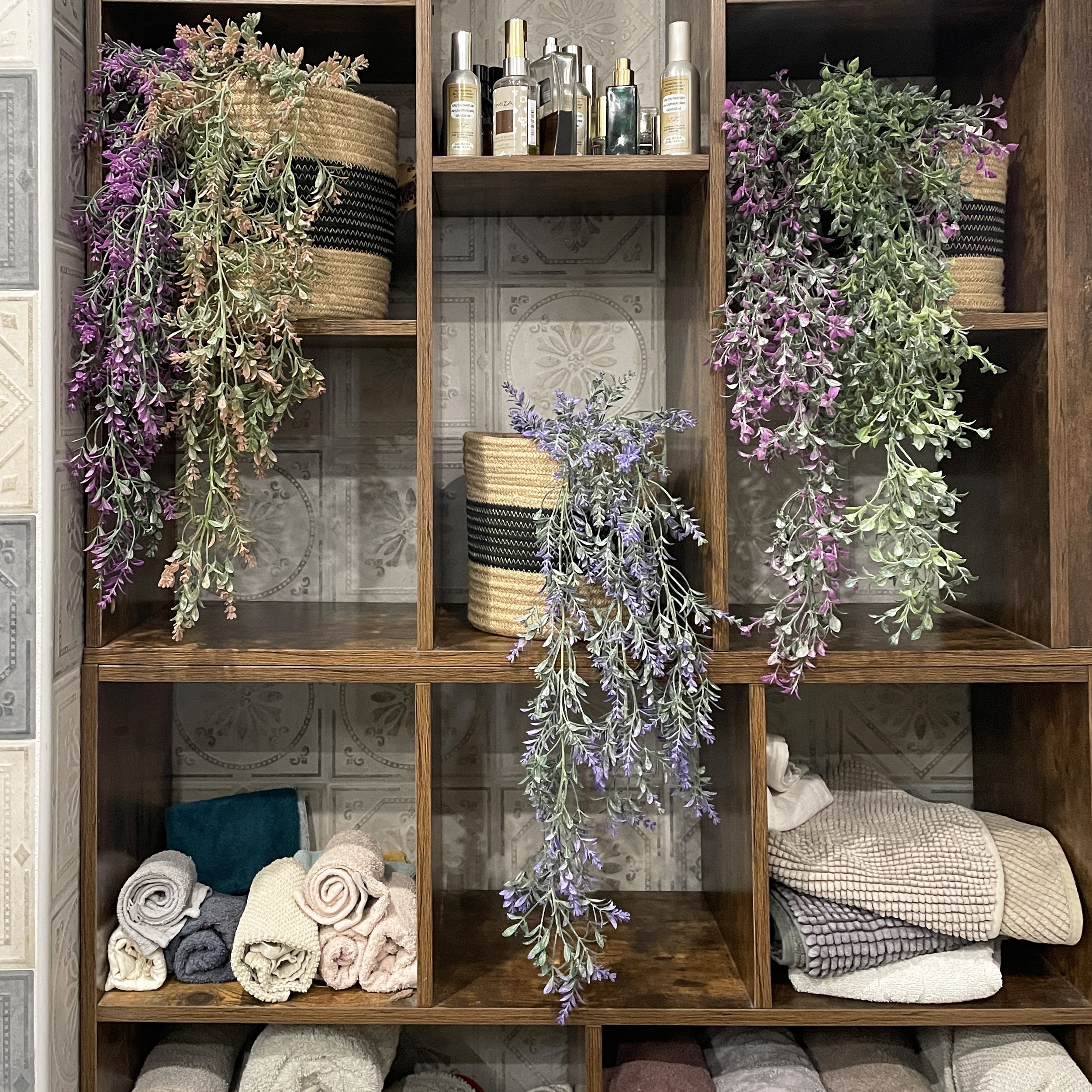 Chute plante artificielle 78cm lot de 3 en ambiance avec d'autres produits déco sur les étagères de la salle de bain