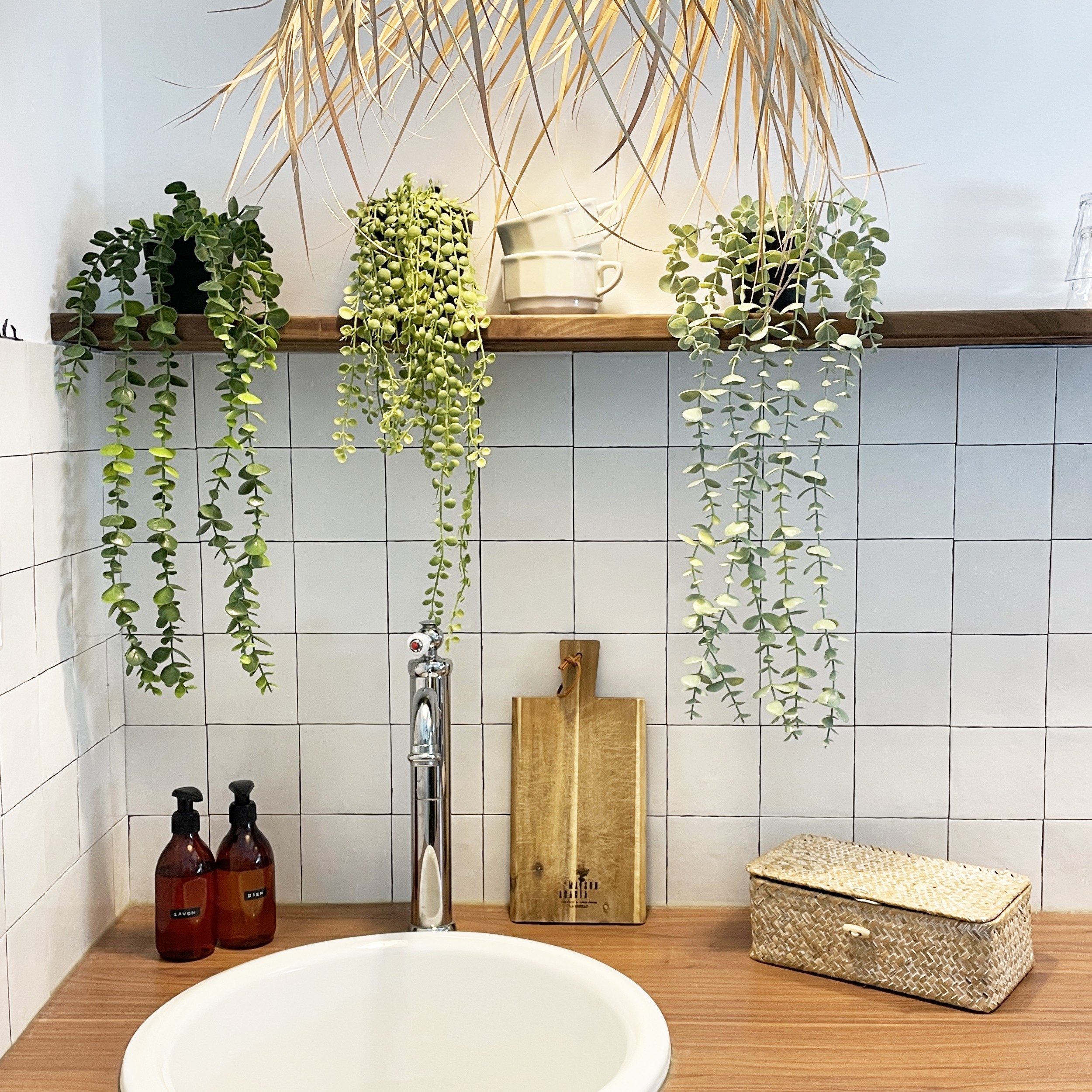 Plante succulente retombante artificielle 40cm en ambiance avec d'autres produits sur une étagère dans la cuisine