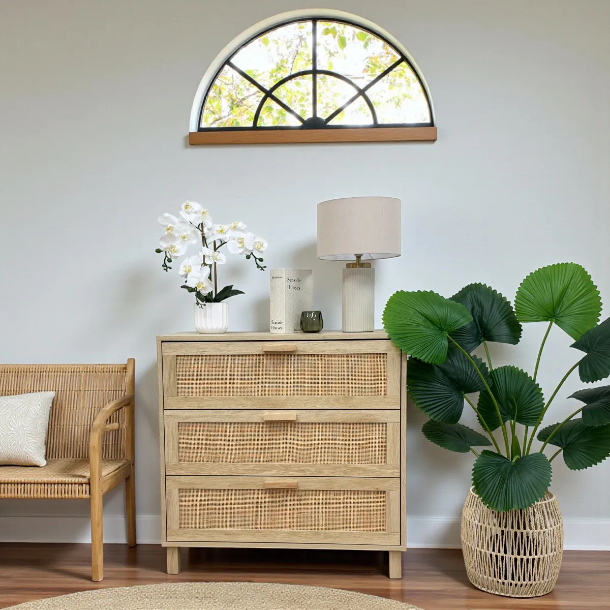 Orchidées artificielles toucher naturel blanc 52cm posée sur une commode