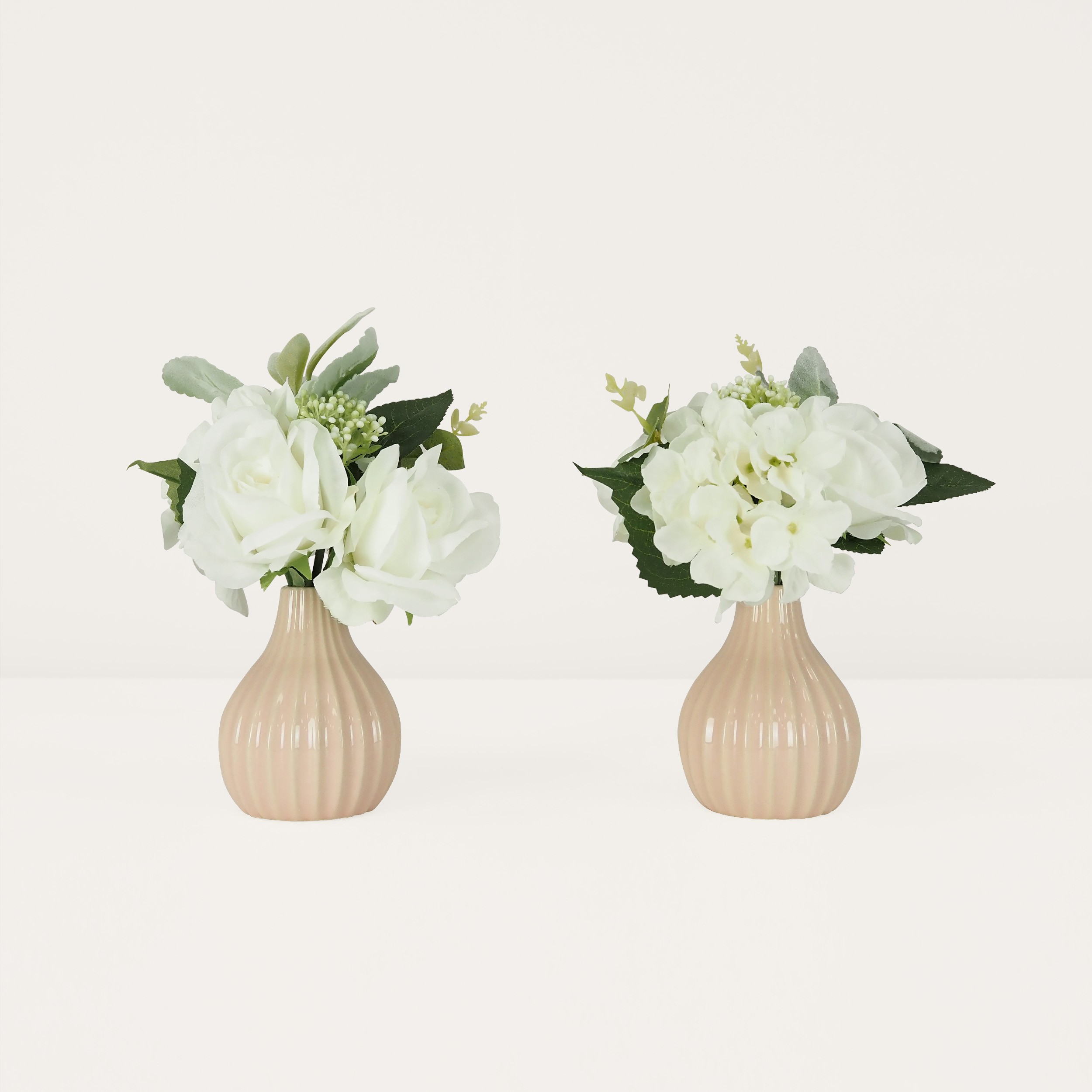 Bouquet fleurs artificiel en pot blanc 25cm sur fond beige