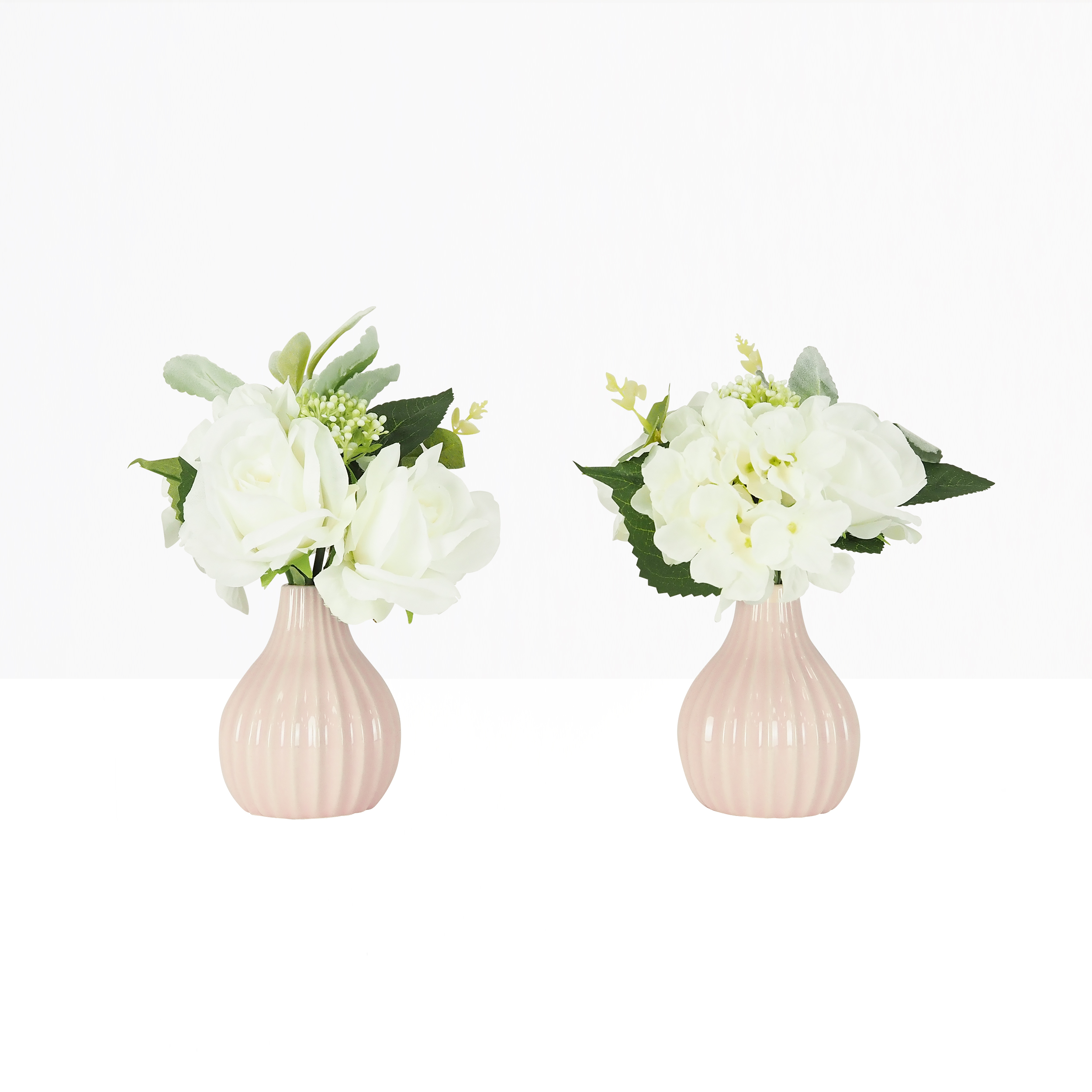 Bouquet fleurs artificiel en pot blanc 25cm sur fond beige