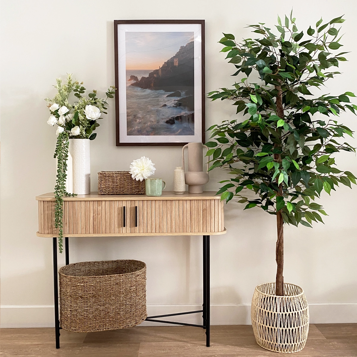 Ficus artificiel vert 180cm en ambiance à côté d'une console