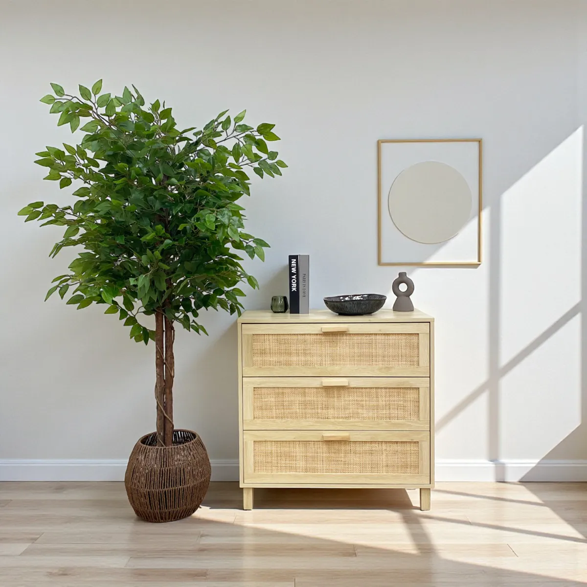 Ficus artificiel vert 180cm en ambiance dans un cache-pot à côté d'une commode avec des éléments de déco