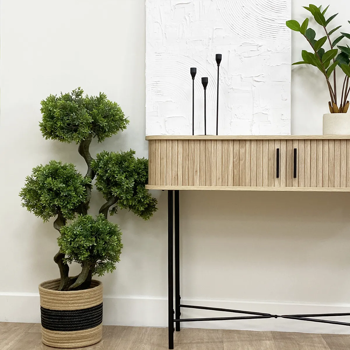 Bonsaï artificiel 100cm en ambiance à côté d'une console