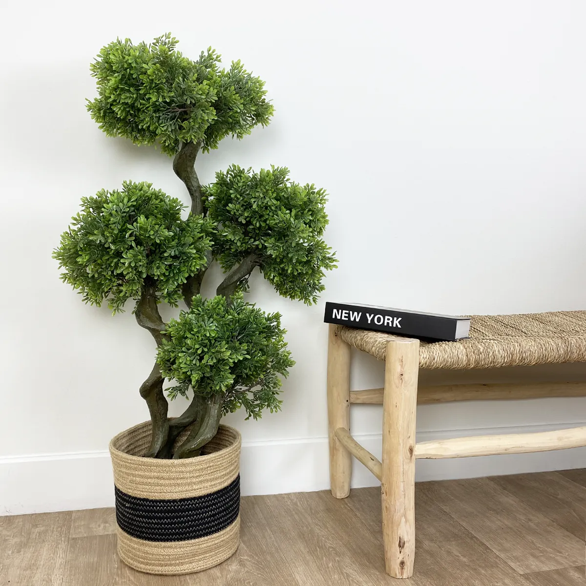 Bonsaï artificiel 100cm en ambiance à côté d'un banc tendance