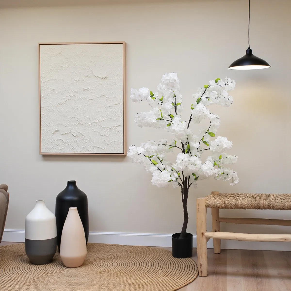 Cerisier artificiel blanc 130cm posé à côté d'un banc avec de la déco