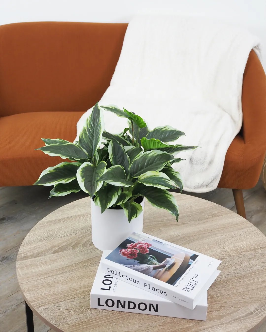 on-parle-de-nous-3 livre et bouquet sur table