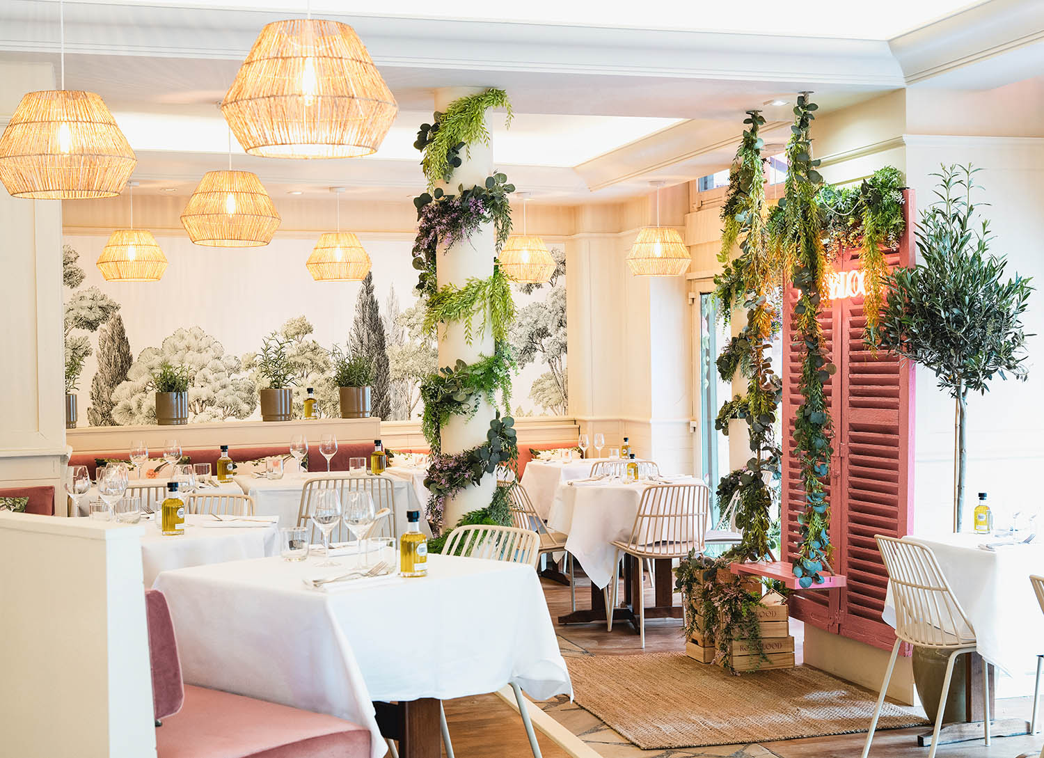 Photo d'un restaurant décoré avec des plantes artificielles
