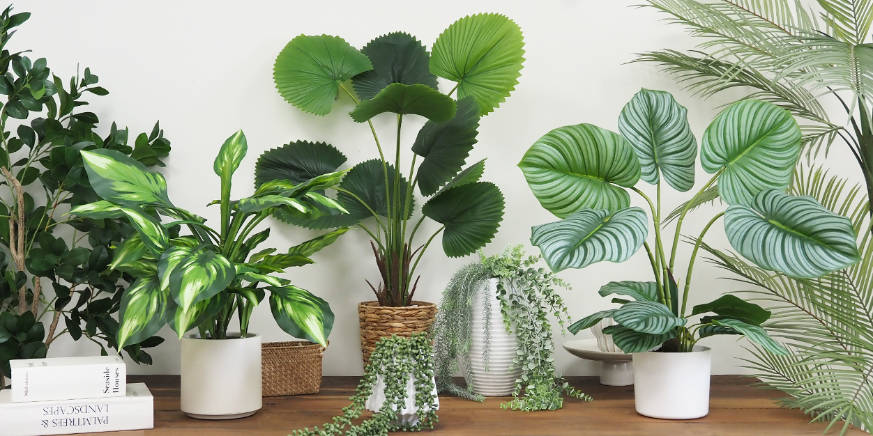 décoration intérieure moderne plante artificielle posée sur une table