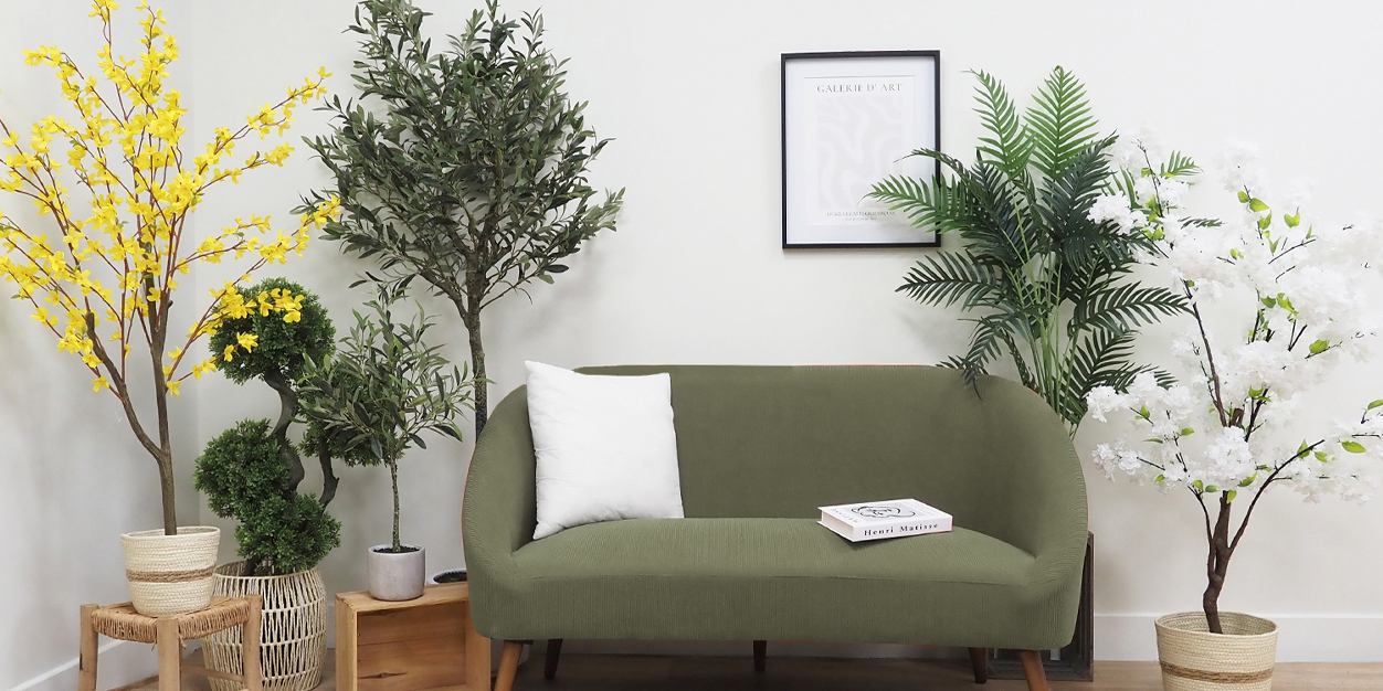 décoration intérieure moderne plante artificielle dans un salon à côté d'un canapé