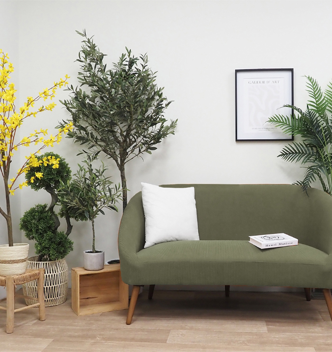 décoration intérieure moderne plante artificielle dans un salon à côté d'un canapé