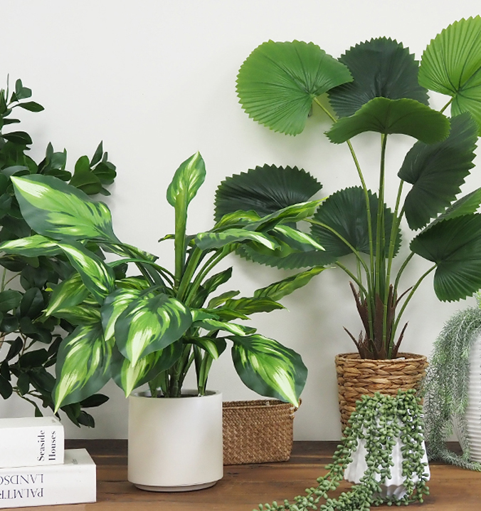 décoration intérieure moderne plante artificielle posée sur une table