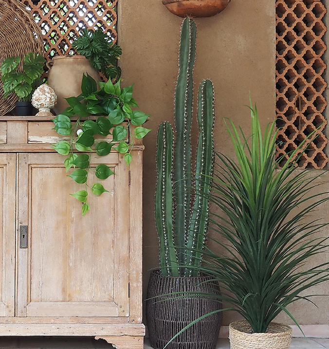 décoration intérieure moderne plante artificielle posée à côté d'une commode